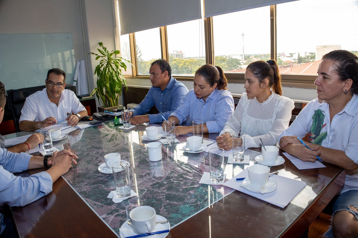 LauraRojasBO's tweet photo. 🟢 Como parlamentarios, participamos en una reunión interinstitucional junto al Gobernador en Ejercicio, Mario Aguilera, para tratar temas de planificación y proyectos en pro de Santa Cruz y Bolivia. https://t.co/ofMKdmGJsq