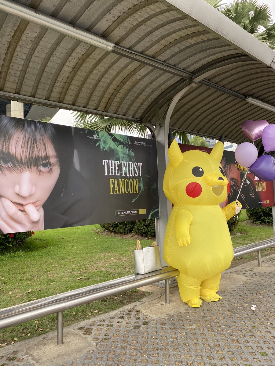 maneemania's tweet image. ครั้งหนึ่งในชีวิต จบไป36ชม.แล้ว ขอบคุณทุกคนมากๆที่เอ็นดูปิกาจูค่ะ ดีใจมากที่ทุกคนชอบ ที่มีคนมาเล่นกับปิกาจู เราสนุกมากที่ได้เห็นทุกคนยิ้ม หรือได้ยินเสียงทุกคนชมน้อง บางทีที่เดินไม่ดูทาง ไปชนหรือไปเหยียบใครขอโทษจริงๆค่ะ ไม่ได้ตั้งใจจริงๆ 
ขอบคุณทุกคำชมนะคะ
#TEN_FIRST_FANCON_IN_BKK