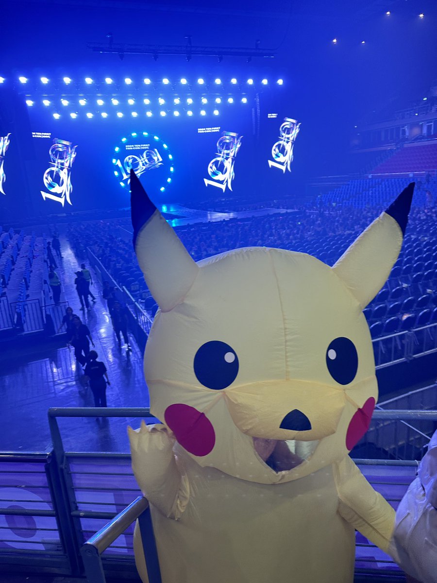 maneemania's tweet image. ครั้งหนึ่งในชีวิต จบไป36ชม.แล้ว ขอบคุณทุกคนมากๆที่เอ็นดูปิกาจูค่ะ ดีใจมากที่ทุกคนชอบ ที่มีคนมาเล่นกับปิกาจู เราสนุกมากที่ได้เห็นทุกคนยิ้ม หรือได้ยินเสียงทุกคนชมน้อง บางทีที่เดินไม่ดูทาง ไปชนหรือไปเหยียบใครขอโทษจริงๆค่ะ ไม่ได้ตั้งใจจริงๆ 
ขอบคุณทุกคำชมนะคะ
#TEN_FIRST_FANCON_IN_BKK