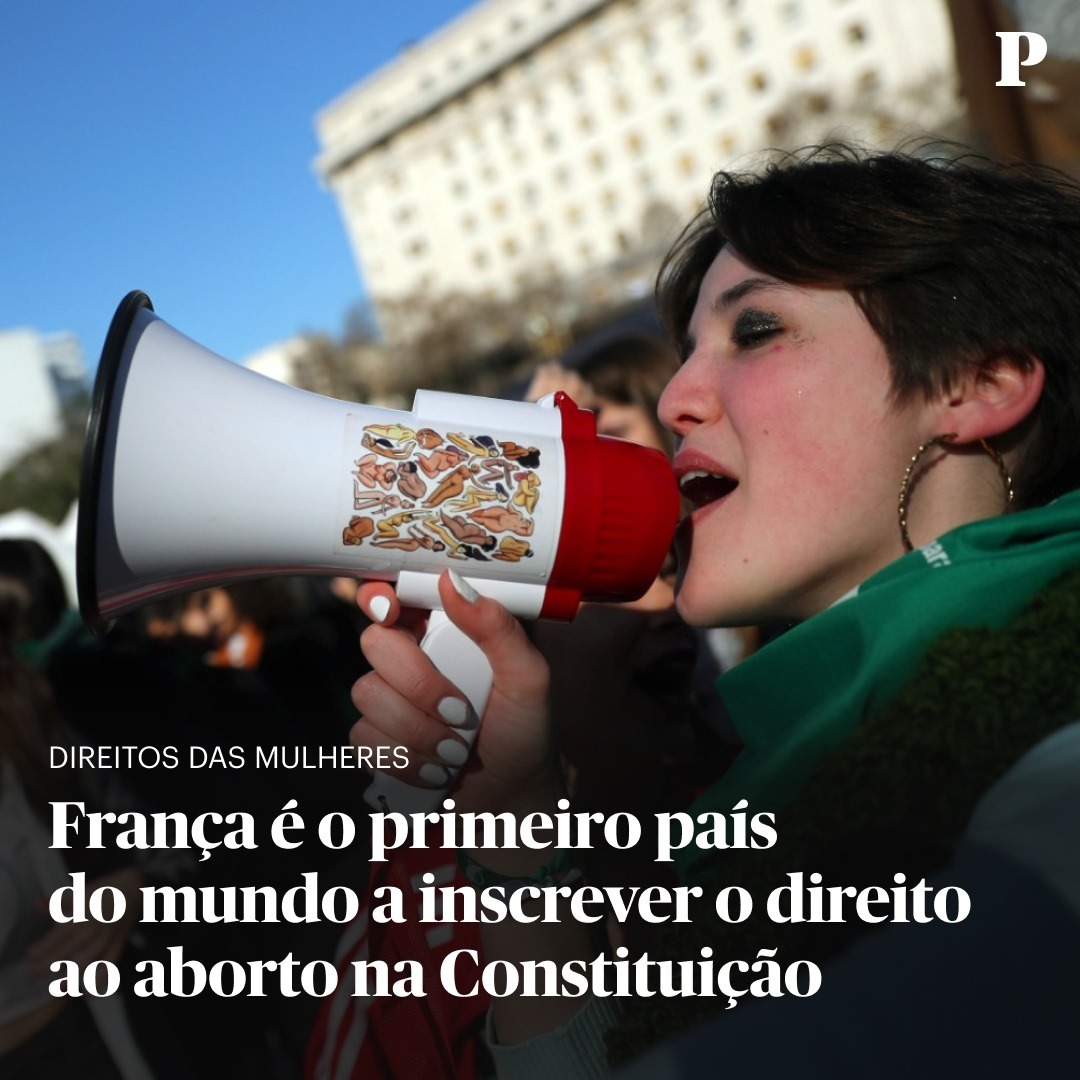 Publico's tweet photo. Quase 50 anos depois da lei da despenalização da interrupção voluntária da gravidez, França deu um passo mais: é o primeiro país a inscrever o direito ao aborto na Constituição: https://t.co/aSnG62BBNo https://t.co/TMYHLvQFUU