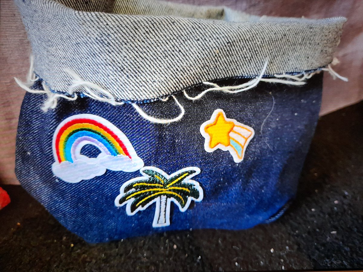 GirlguidingWS's tweet image. Pitton Guides took part in #GGSWExTheSwish making Paper necklaces, denim desk tidies and bags from 👕 s. They also learnt about #fastfashion and held  Swish #swapshop 
@GirlguidingSWE