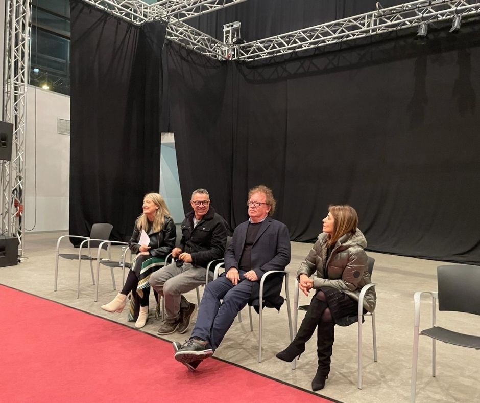 Estupenda función de "El trueque", nuestra coproducción con <a href="/c_ferroviaria/">Compañía Ferroviaria</a> y <a href="/teaprinalicante/">Teatro Principal ALC</a> ,  el viernes pasado en <a href="/TeatrodeMolina/">Teatro Villa Molina</a>. E interesante debate posterior con el Club de Lectura de Textos Teatrales de Molina de Segura <a href="/BibliotecaSGA/">Biblioteca SGA</a>. <a href="/Eloisazorin/">Eloísa Azorín</a> <a href="/JohnDSanderson/">John Sanderson</a>