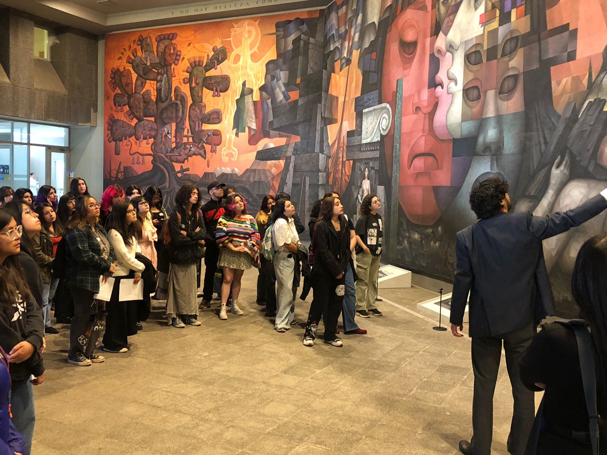 📌 Este lunes se realizó un recibimiento en nuestro Mural Presencia de América Latina, liderada por el curador Samuel Quiroga, a las y los nuevos estudiantes del Departamento de Artes Plásticas UdeC. ▶¡Les damos la bienvenida a la Casa del Arte y a nuestra @udeconcepcion !