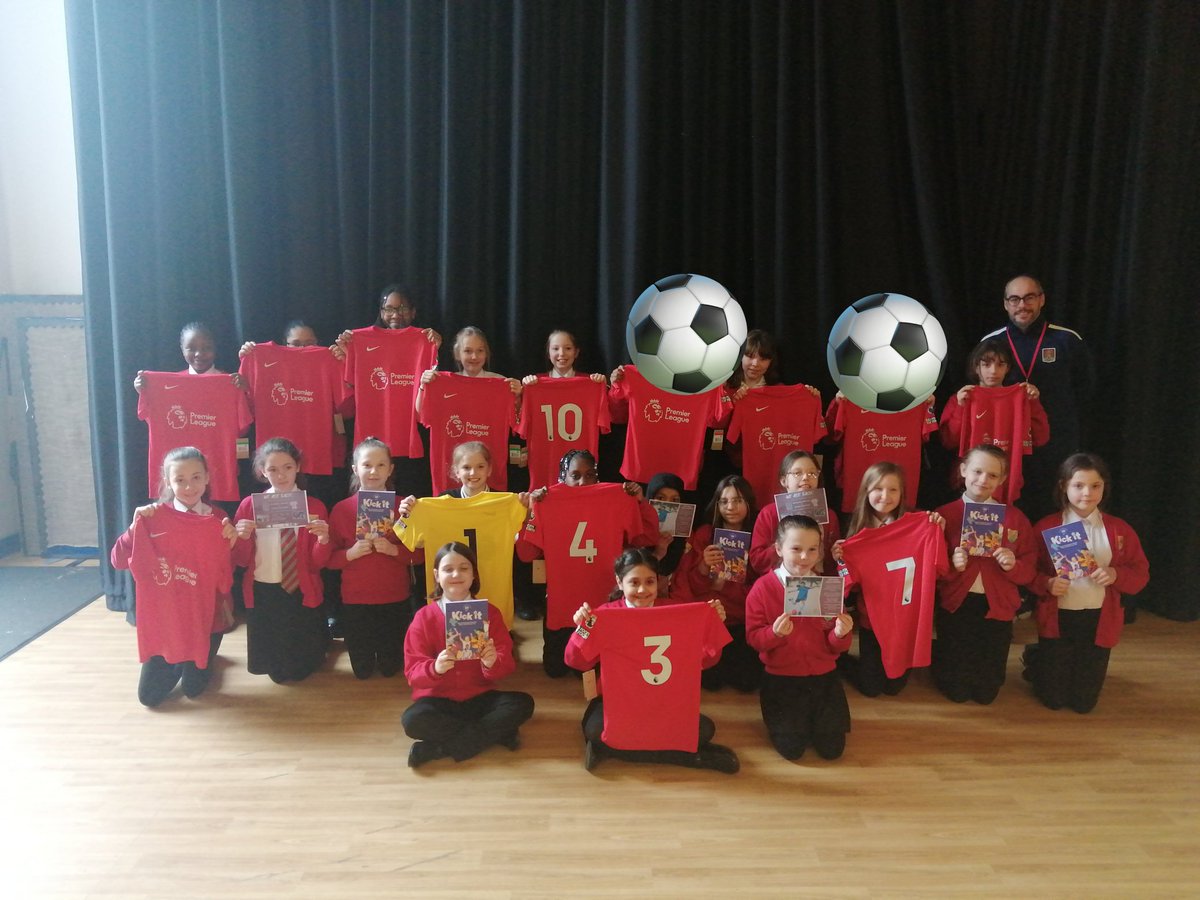 Big thank you to @NTFC_CT for coming in to present the girls with their brand new football kit. Some of the girls are looking forward to wearing it for the first time on Thursday. @NTFCWomen @DRETsport @ClaireT_S