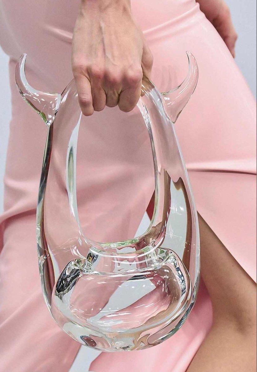 dearvotion's tweet image. coperni’s signature swipe bag has seen a variety of iterations, from sculptural glass and fully-functioning cd player to meteorite rock and now appears with a construction of 99% air.