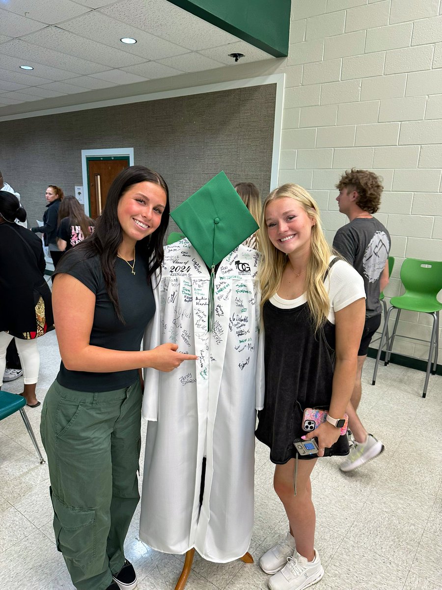 JostensJRay's tweet image. Test score 💯 for the Class of 2024 at Paradise High…
One of a kind graduation delivery ceremony this morning was such a fun way to celebrate this incredible class and also great practice for May! 
Fantastic job by all! 🎉💚💍🎓💍💚🎉
#HighSchoolEssentials #C2G #myJostens