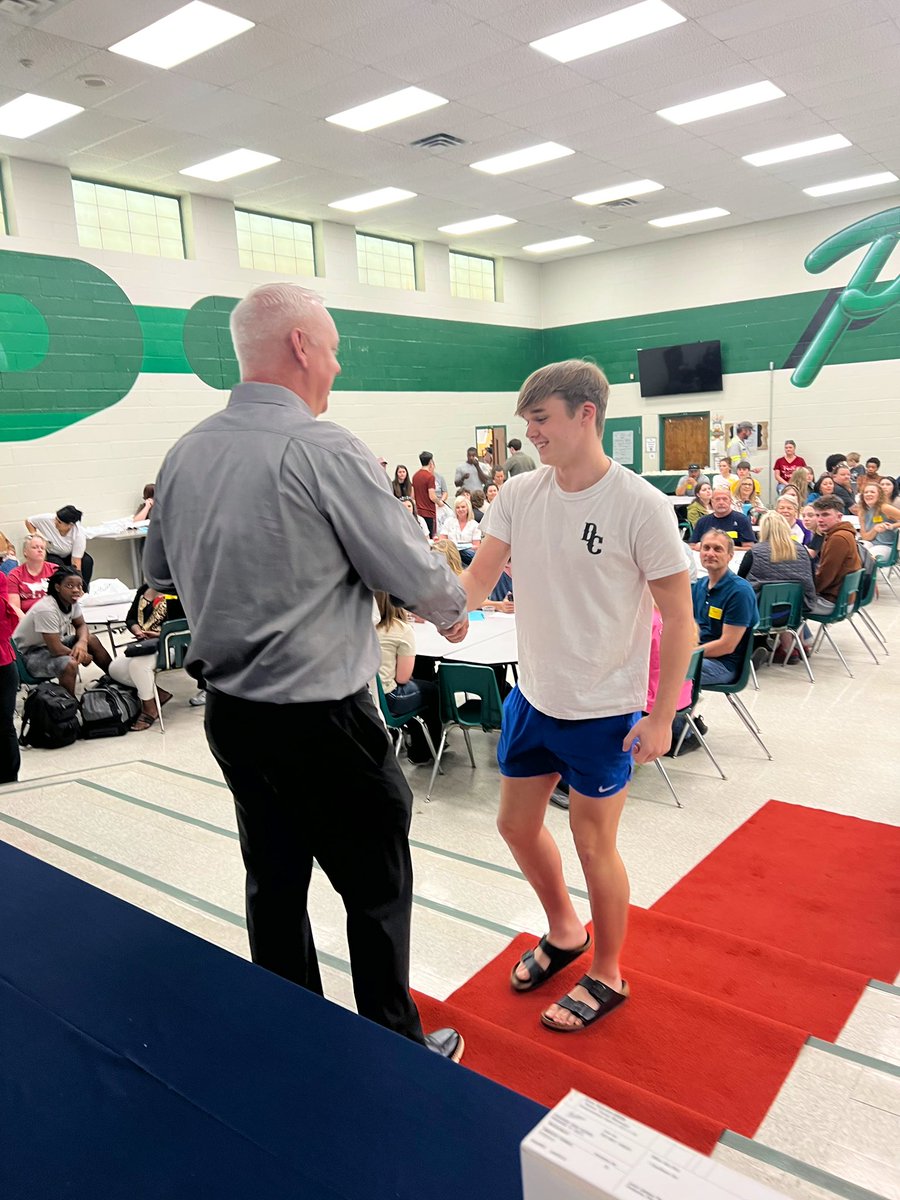 JostensJRay's tweet image. Test score 💯 for the Class of 2024 at Paradise High…
One of a kind graduation delivery ceremony this morning was such a fun way to celebrate this incredible class and also great practice for May! 
Fantastic job by all! 🎉💚💍🎓💍💚🎉
#HighSchoolEssentials #C2G #myJostens