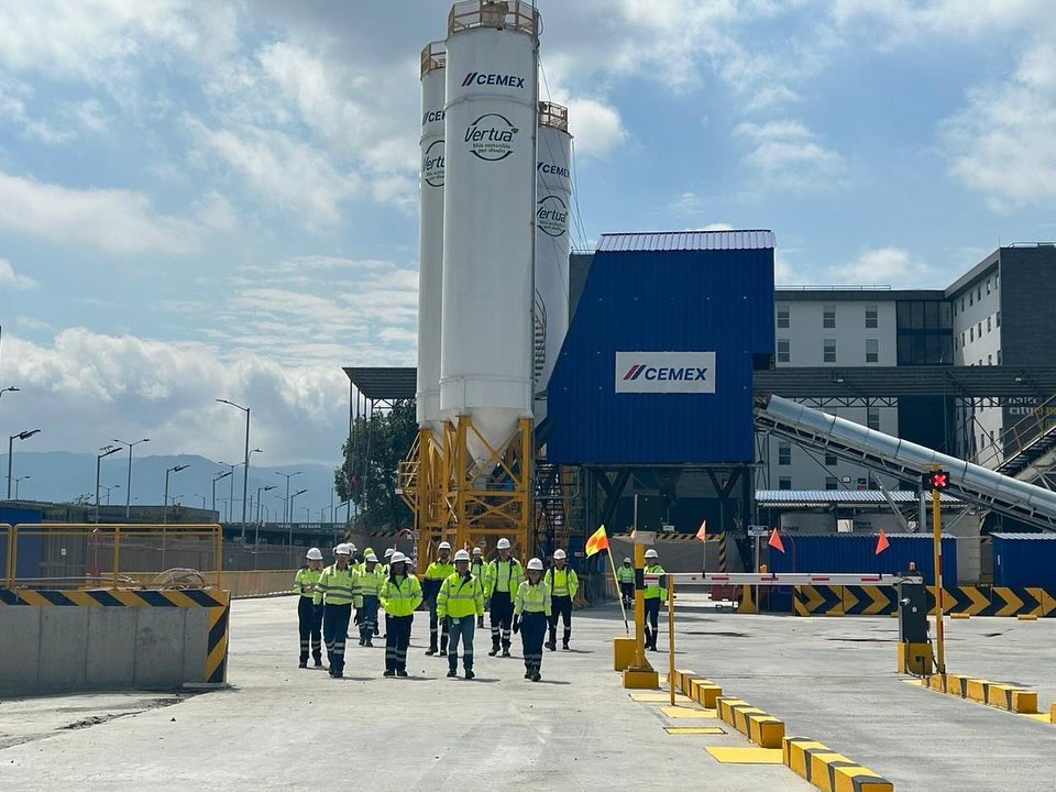 ¡Hoy inauguramos nuestra nueva planta de concreto El Dorado en Bogotá! Aquí atenderemos la demanda de materiales para proyectos de vivienda, edificación e infraestructura de la ciudad🙌🏻 ¡Felices de abrir las puertas de esta operación que es referente para Cemex en el mundo! 🔝