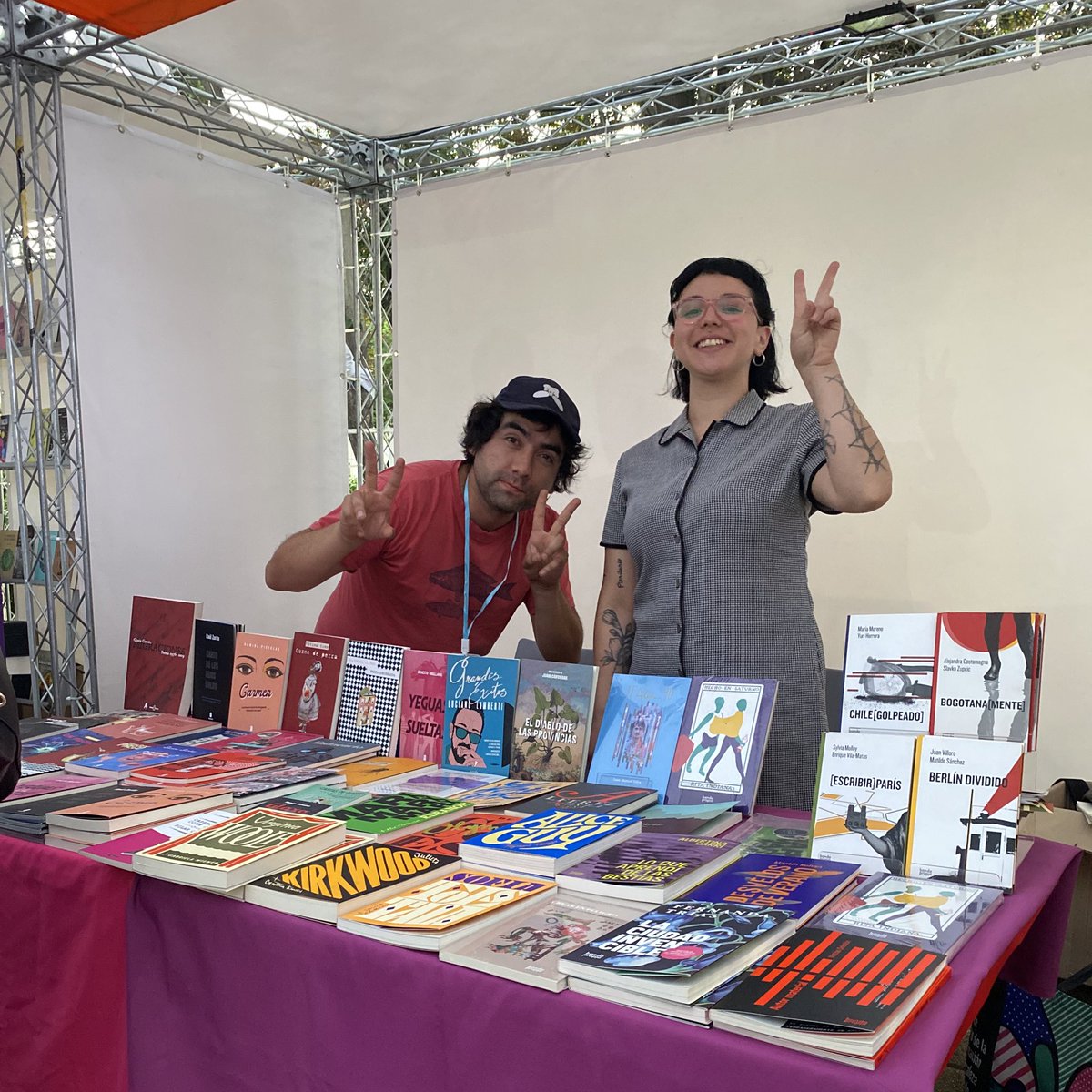 bandapropia's tweet photo. Así fue la #FILL2024 de #Ñuñoa 💞 Ayer cerramos cuatro días de feria en la Plaza Ñuñoa, agradecemos a todes quienes se acercaron. Si no pudiste ir, te contamos que todo el catálogo está disponible en nuestra web https://t.co/B3eSB47iKA y en librerías de 🇨🇱,🇦🇷 y🇪🇸 🤓 https://t.co/oJbZ4vz0l9