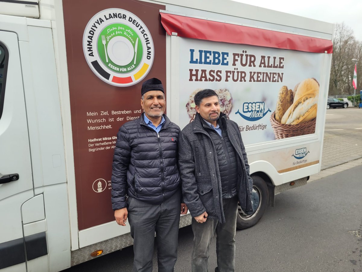 Die Majlis Ansarullah Neu Isenburg hat vorgestern und Majlis Ansarullah Dreieich hat gestern Essen an Bedürftige verteilt. 
#AhmadiyyaLangr
#AhmadiyyaFoodtruck