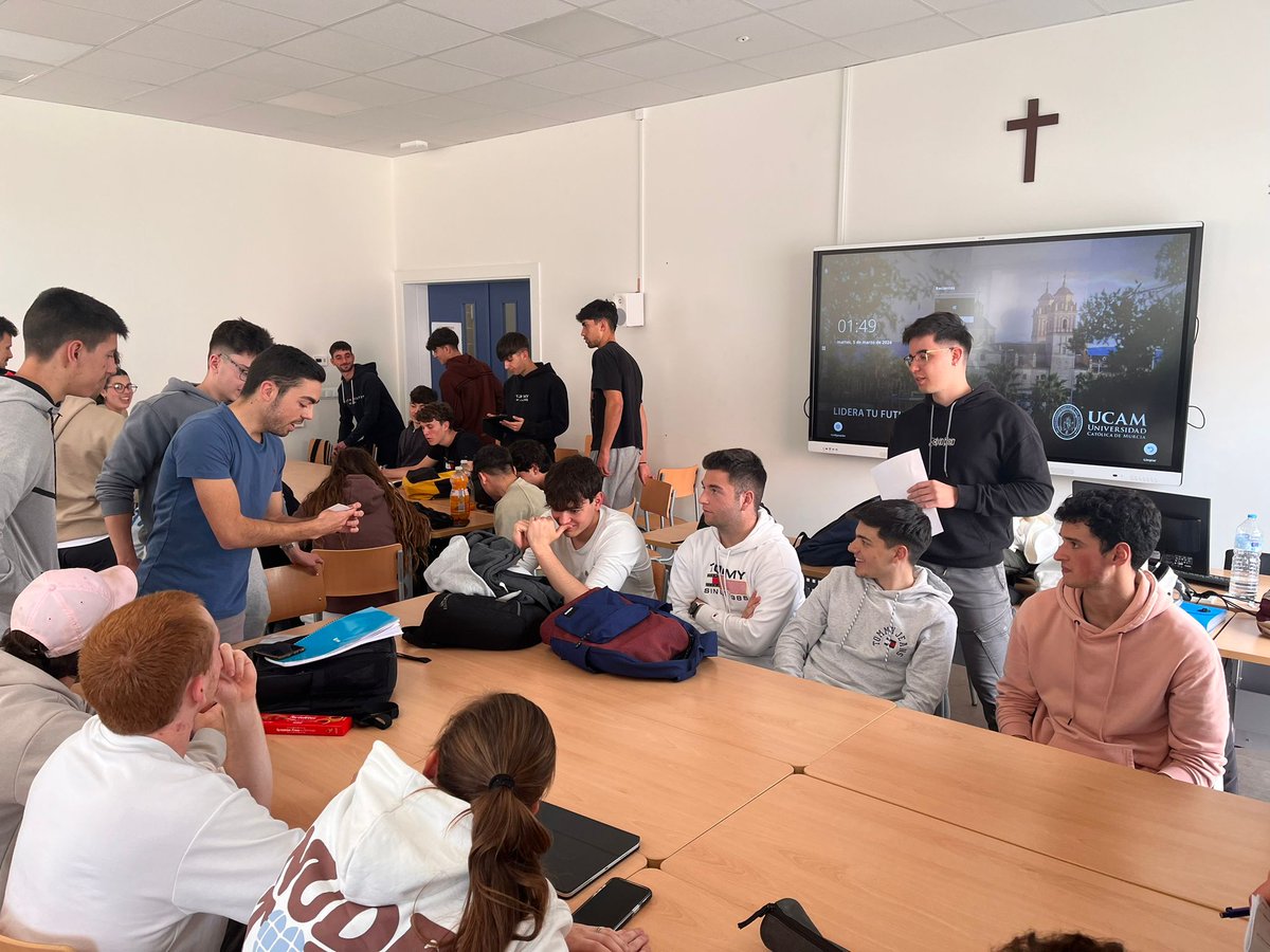 LoSabeNoloSabe's tweet photo. Hoy lunes, como última clase en #PedagógicosUcam24 sobre #Modelospedagógicos algunos alumnos del grupo A se han enfrentado entre ellos al juego Lo sabe no lo sabe. https://t.co/8lGeFaMwTe
