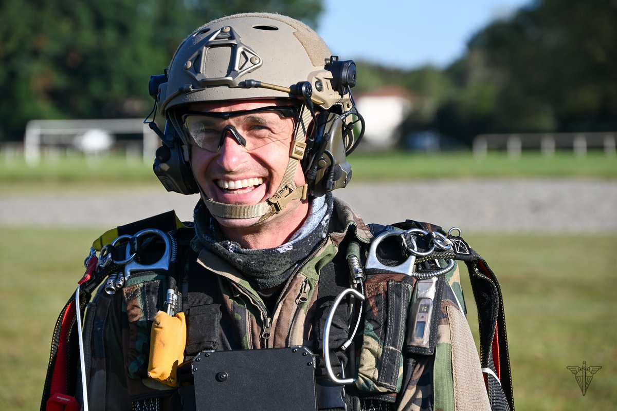 #MondayMotivation On attaque la semaine avec le sourire à l'école des troupes aéroportées 👊🏼