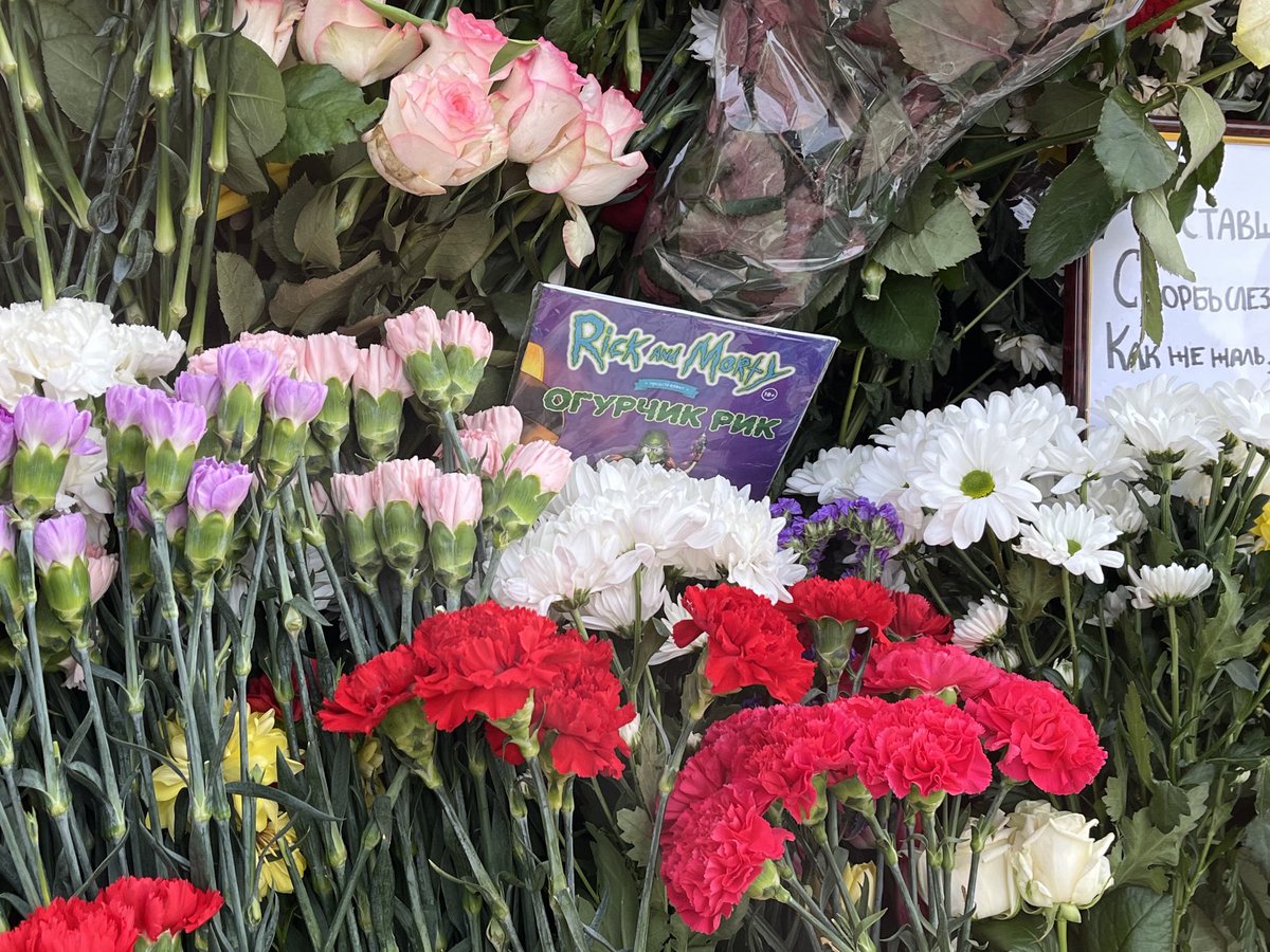 Heute Nachmittag am Grab von Nawalny, der Berg an Blumen mannshoch. Ständiges Kommen und Gehen,Trauernde bringen Sträuße, einzelne Blumen, Briefe, Gedichte, Fotos, Orwells 1984 und Nawalnys Lieblings-Comic Rick and Morty. Manche weinen, andere suchen das Gespräch. Gute Atmosphäre