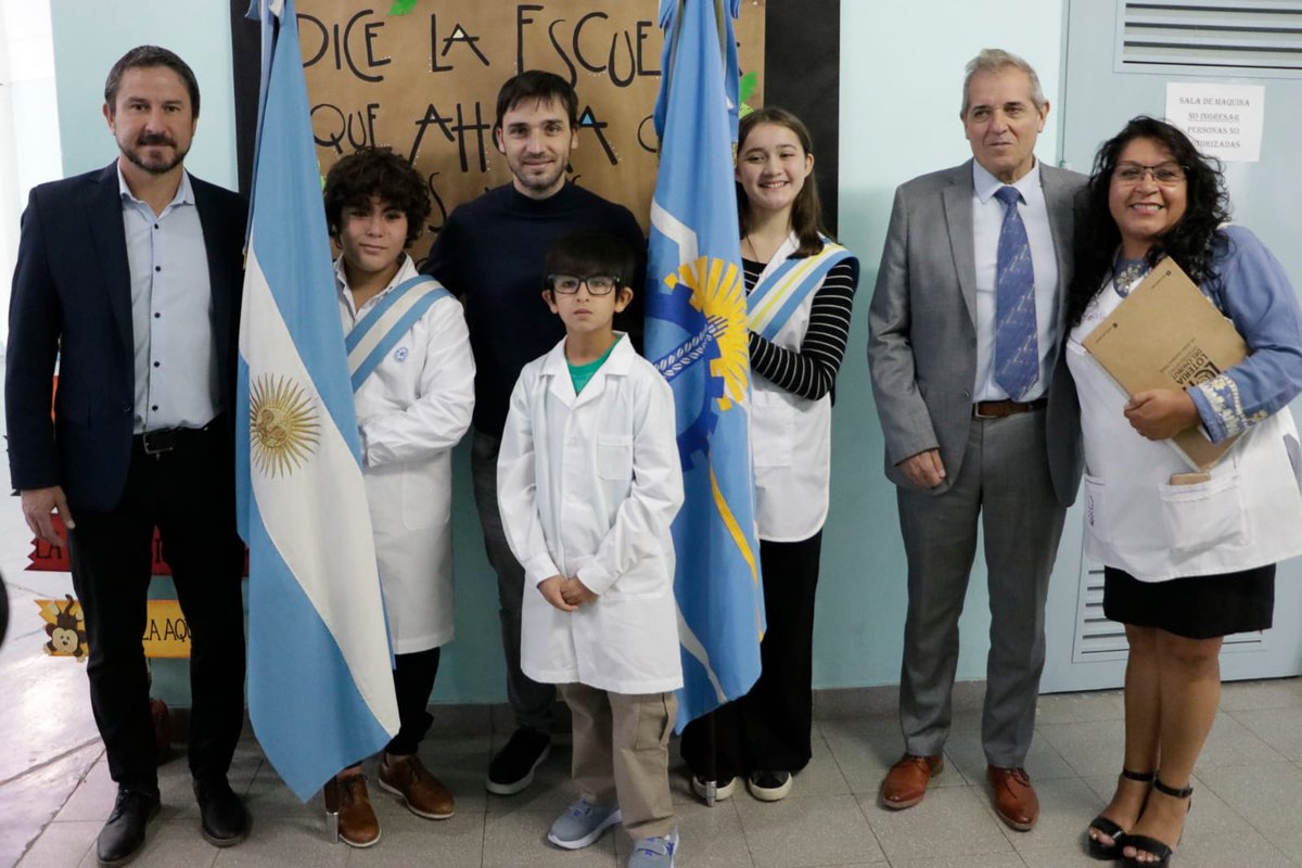 Municipalidad Trelew (@twmunicipalidad) on Twitter photo El intendente de Trelew, Gerardo Merino, participó del acto de inicio del ciclo lectivo de las escuelas 712 y 199; y del instituto Superior de Educación Técnica N° 820.
Acompañó al gobernador @nachotorresch y al ministro de Educación, <a href="/joseluispunta/">José Luis Punta</a> , entre otras autoridades El intendente de Trelew, Gerardo Merino, participó del acto de inicio del ciclo lectivo de las escuelas 712 y 199; y del instituto Superior de Educación Técnica N° 820.
Acompañó al gobernador @nachotorresch y al ministro de Educación, <a href="/joseluispunta/">José Luis Punta</a> , entre otras autoridades