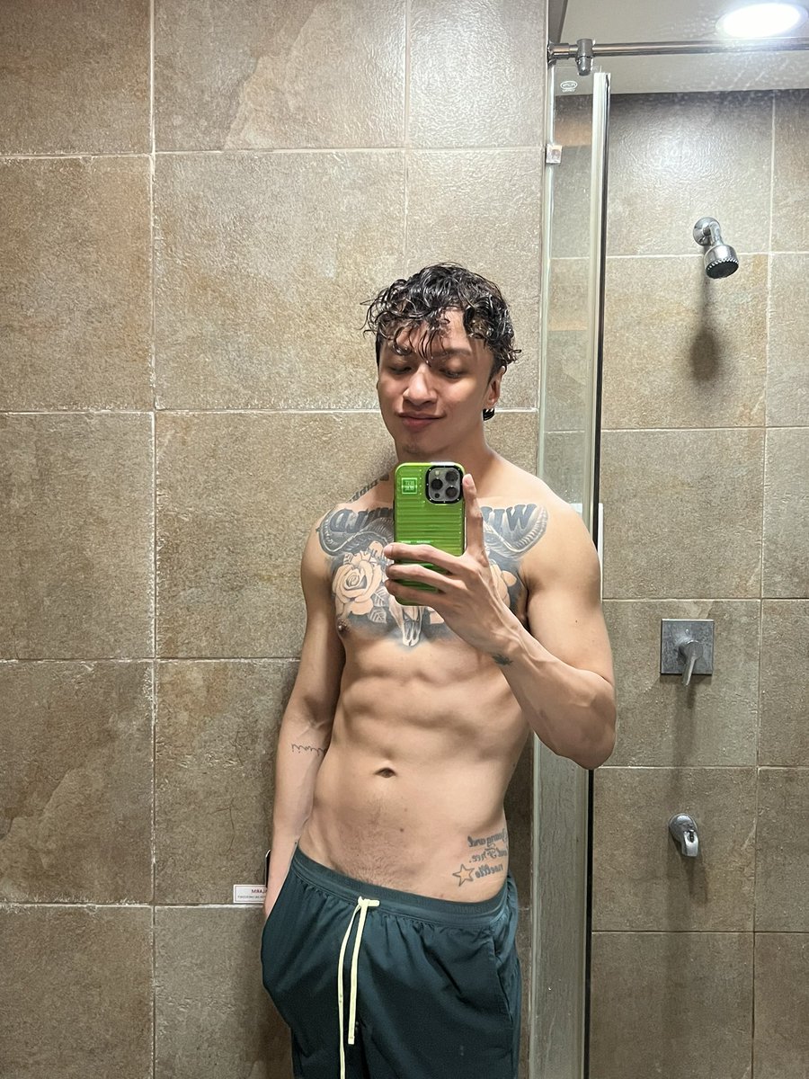 iamnoelricardo's tweet photo. #payat #gym #selfie #dump #AnytimeFitness #Philippines https://t.co/VwpnjGVsw3