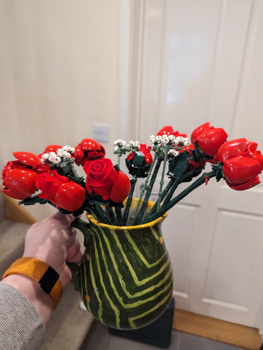 Our local rebel badge club group went to a ceramic painting place, so I painted a PCB design jug vase for my Lego flowers 😍🙂