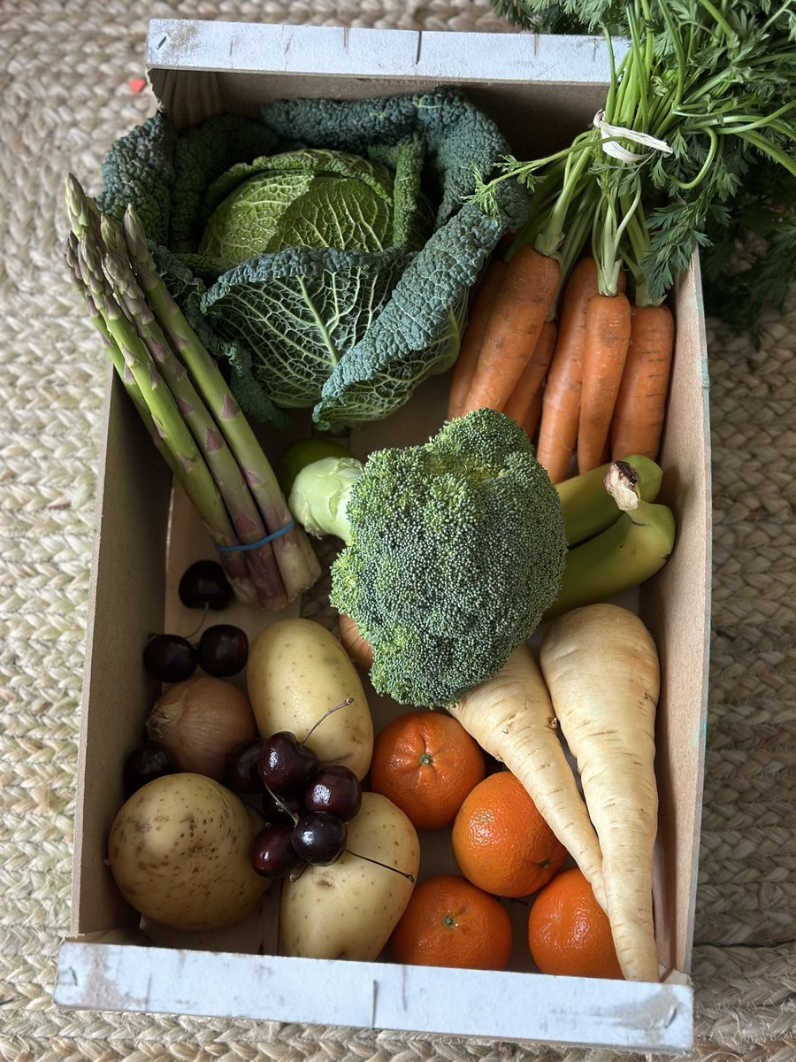 Last week’s #plasticfree #fruitnveg that I forgot to share. Carrots, spuds, cabbage, onions & parsnips from 🇬🇧Asparagus from Mexico 🇲🇽. Cherries from Argentina 🇦🇷. Oranges from  Morocco 🇲🇦 

I brought them home in one of their (my local farm shop) spare boxes! #foodsustainability