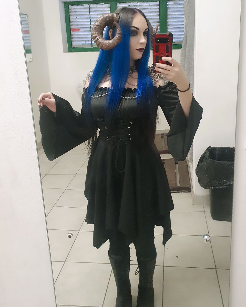 Quick selfie of my outfit for yesterday's Medieval Market ⚔️

Armour and horns by <a href="/Celticraftsa/">CeltiCraft Jewellery & Armour</a>

#medieval #celtic #pagan #fantasy #celticraft #handcrafted #medievaljewellery #darkfashion #chainmaille #horns