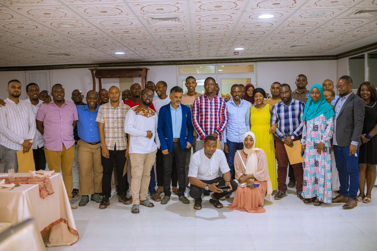 zanlink_l's tweet photo. End of the Year Dinner Party! #celebrate #party #zanlink https://t.co/iQ2SC9Lzj0