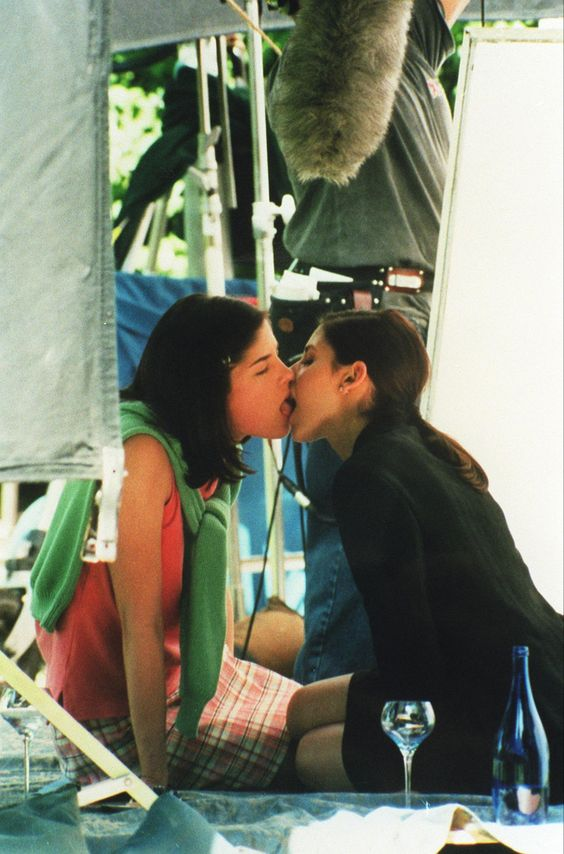 TheCinesthetic's tweet photo. sarah michelle gellar and selma blairon the set of cruel intensions (2000) https://t.co/pQXTSlYH7I