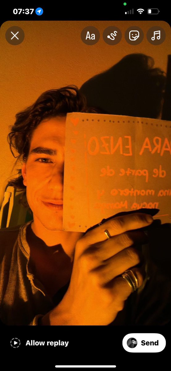 EnzoVaccess's tweet photo. 📸 Foto reciente de Enzo que le mandó a una fan @anita.monteroo leyendo su carta. 🥹❤️ 

Gracias @naacyamanga @anita.monteroo 💕 https://t.co/ehCcRixGIw