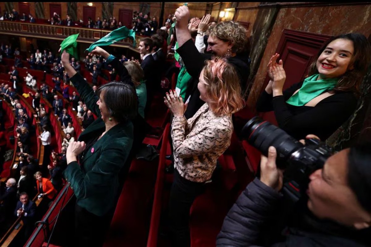 Hoy el mundo ha retrocedido a manos de Francia: Francia acaba de convertirse en el primer país del mundo que incluye EXPLÍCITAMENTE en su Constitución el acceso al aborto. Es decir: Quitar la vida en el vientre es un “derecho” - las pañuelos verdes aplauden