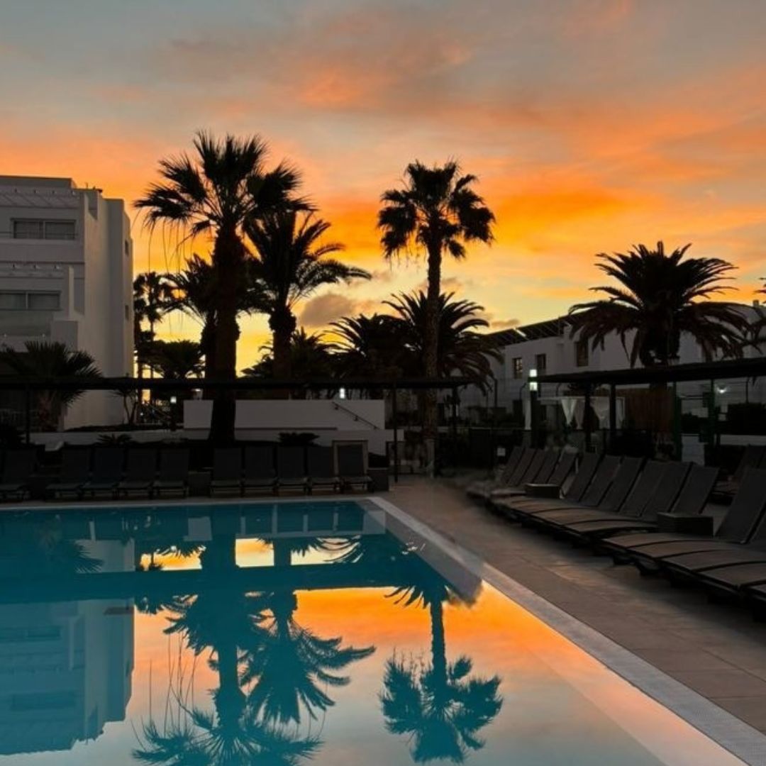 Who doesn't love a sunset in Æquora? 💙🧡
.
.
.
¿A quién no le gusta un atardecen en Æquora? 💙🧡
#sentidoaequoralanzarotesuites #sentidohoteles #sentidoaequora #slasuites #myaequora #aequoralanzarotesuites #lanzarote #canaryisland