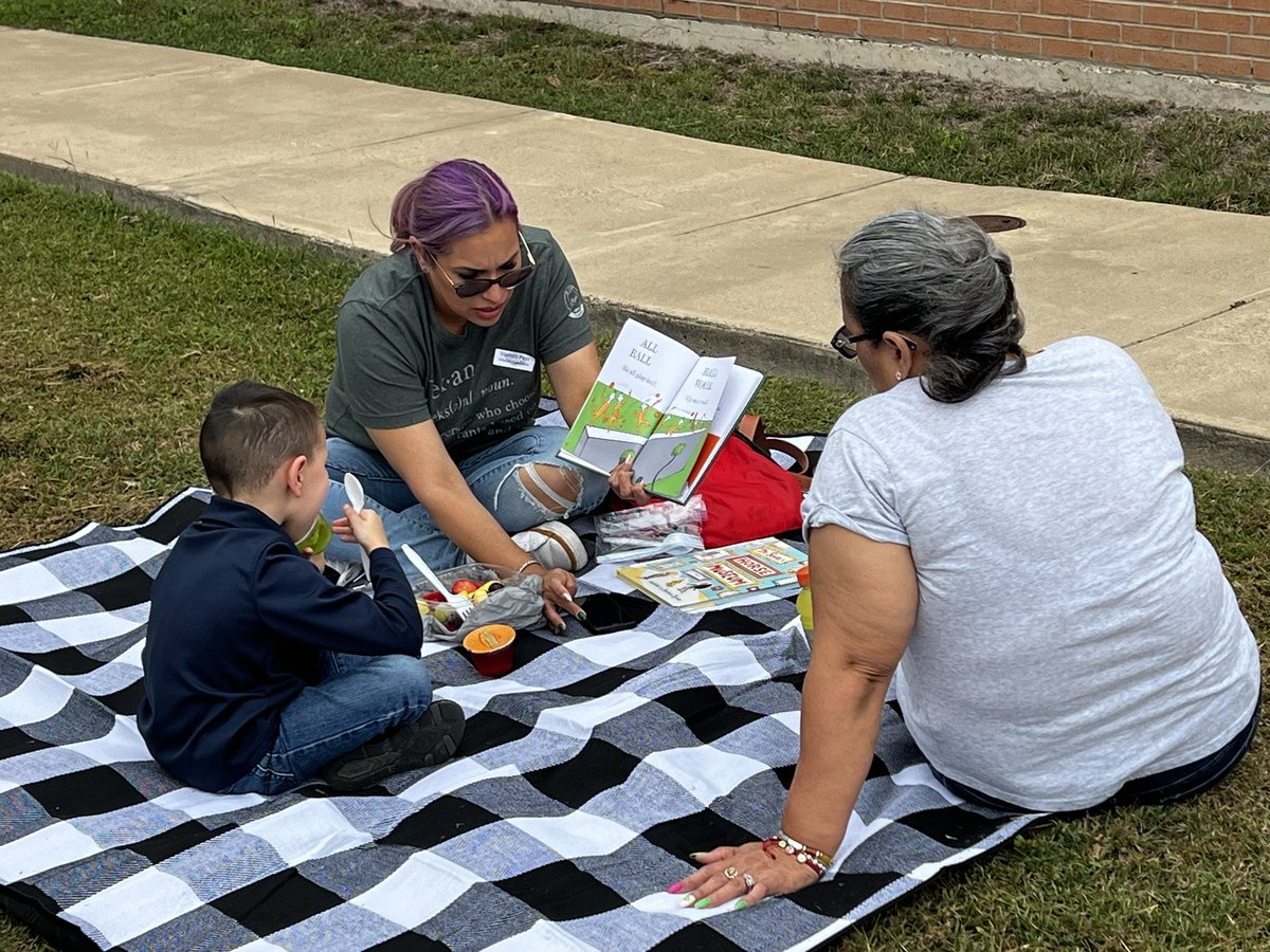 Sharon_2113's tweet photo. It’s Read Across America week and our PK Hawk families are having a reading picnic outside! ☀️🧺📚 https://t.co/mZk3pGV75A
