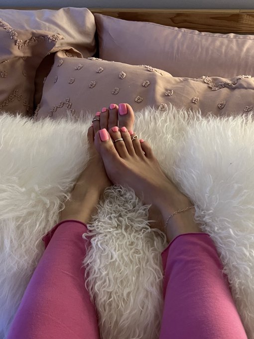 Sending you my love 💞 https://t.co/a6dVvGQWMw