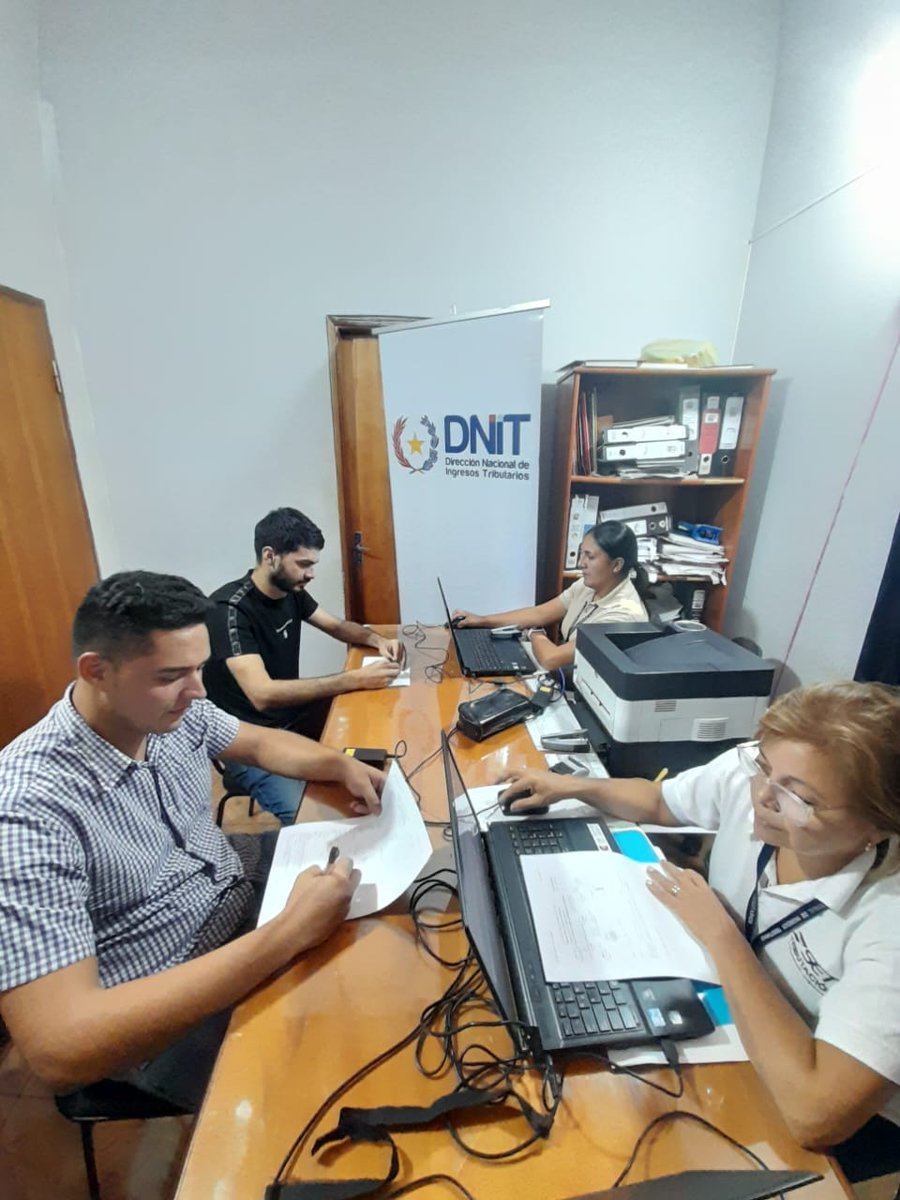 DNITpy's tweet photo. 🚐 Nos encontramos con la Plataforma de Atención al Contribuyente Móvil en la Municipalidad de Tembiaporá, primera localidad de las cinco que se visitarán en la semana en el Dpto. de Caaguazú. https://t.co/2Xt3AxiXgV