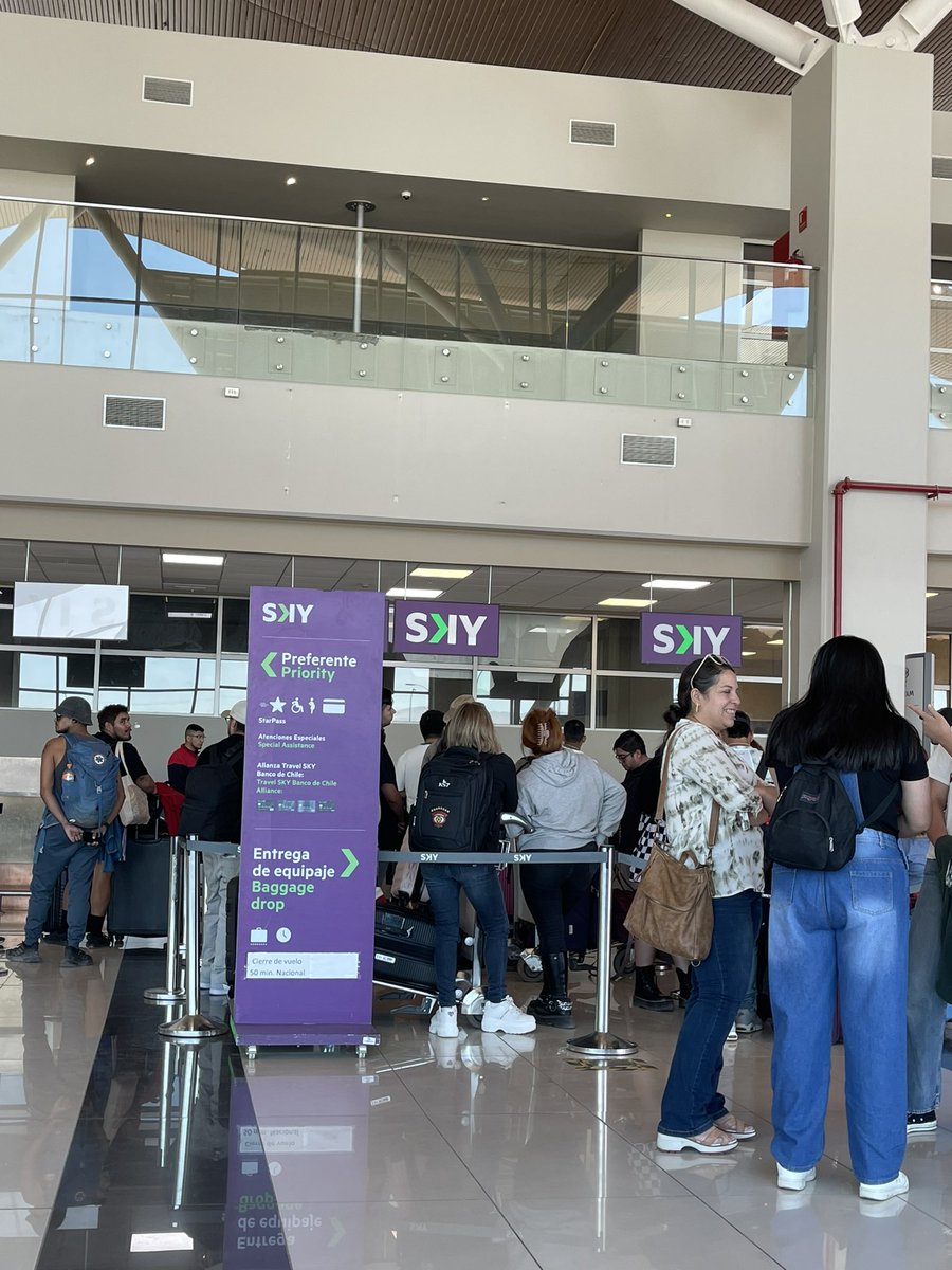 jorgebravoc's tweet photo. Pésimo servicio el de @SKYAirline_CL , debido a un desperfecto de una rueda nos bajaron del avión del vuelo 243 a las 9:45 AM ,y ya vamos acercándonos a las 7 horas de espera en el aeropuerto de Calama… No nos quedó cupo para tomar el siguiente vuelo, y nadie hace ni dice nada https://t.co/4OSyILgZX8