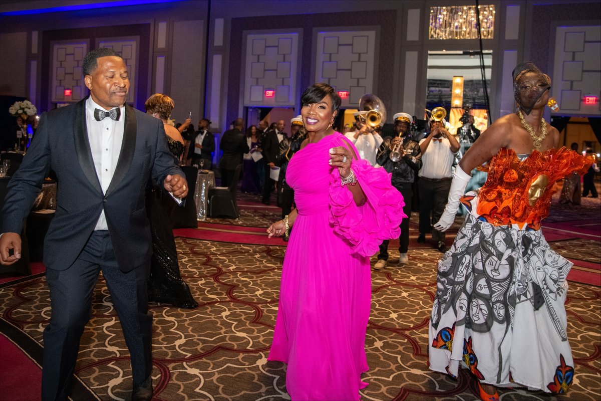 @UNCF_NOLA put on for the city of New Orleans at this year’s Mayor’s Masked Ball and we had a front row seat! Essence Ventures President CEO, Caroline Wanga (@WangaWoman) was presented with the The Billye Suber Aaron Masked Award and bestowed the key to the city of New Orleans…
