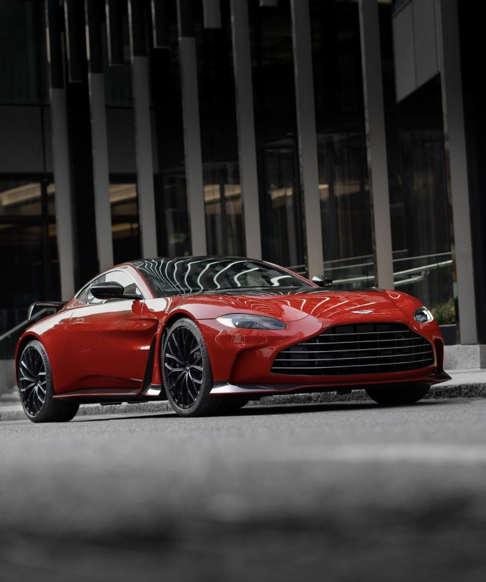 Aston Martin Vantage V12 🌹