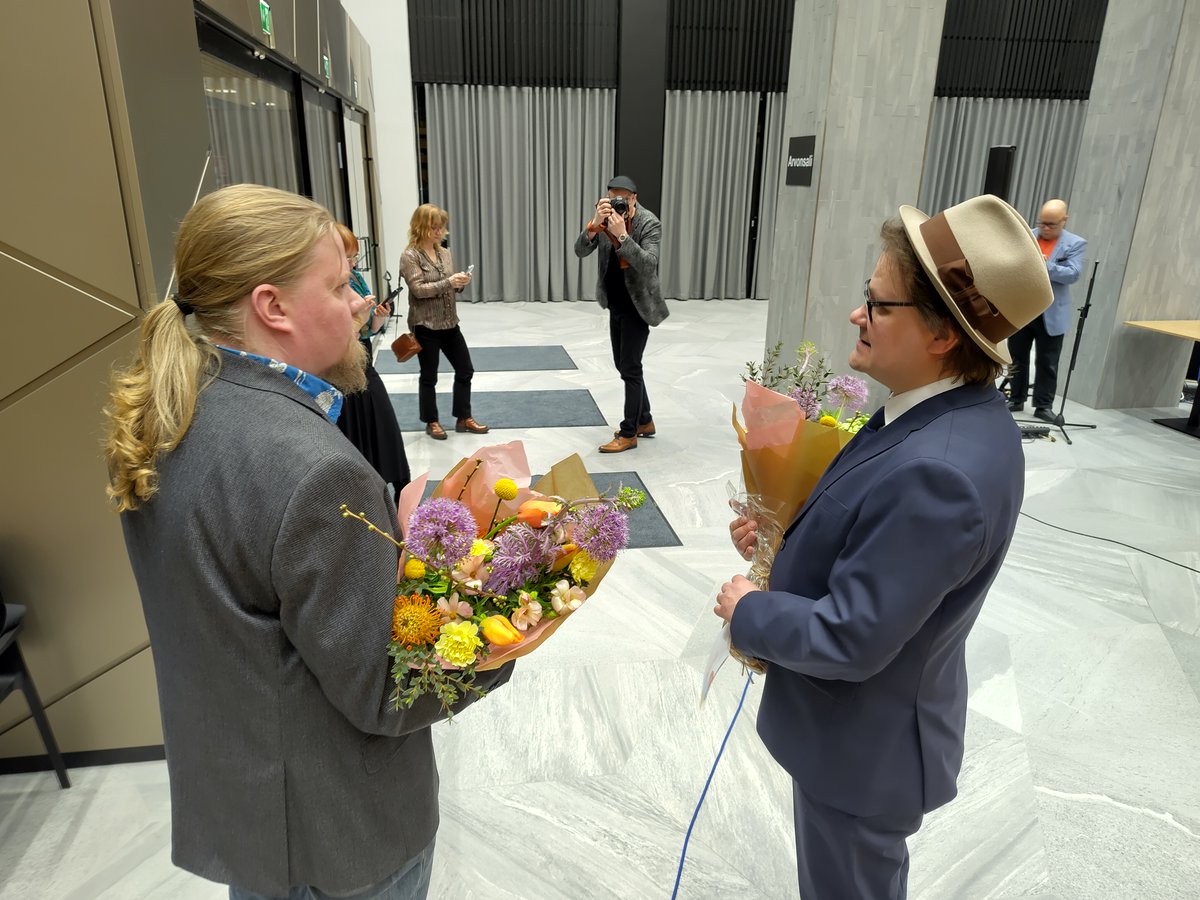 (1/2) #Puistofilosofia'n lämpimät onnittelut #VuodenTiedetoimittaja2024-palkinnon saaneelle <a href="/jfkettunen/">Niko Kettunen 🦊</a>'lle sekä toisen #Tiedeviestintäpalkinto2024 saaneelle <a href="/LVuorio/">Lotta Vuorio</a>'lle! 😊🙏❤🥳🍾🥂💐