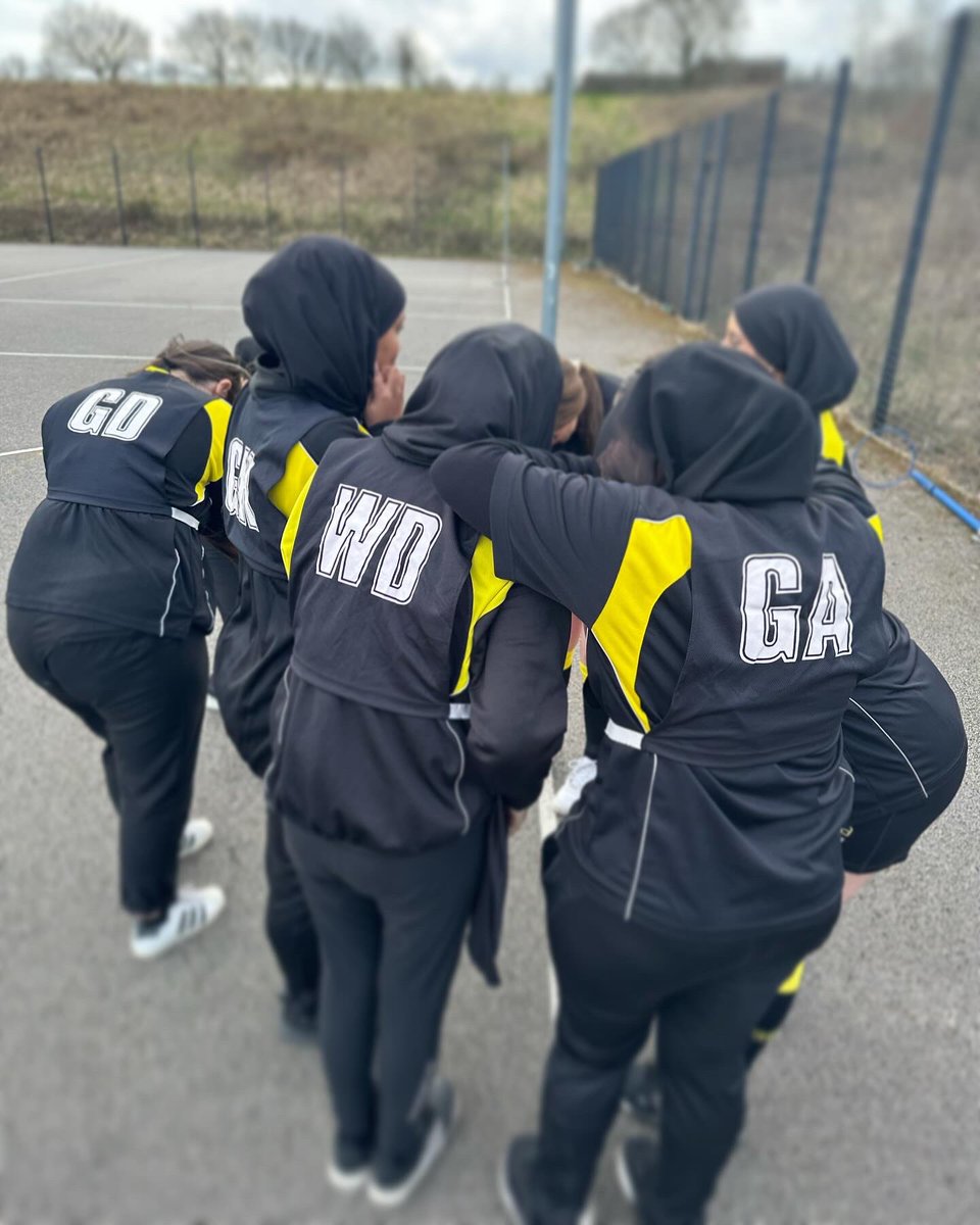 A double loss for our Y7 and Y10 netball teams tonight! This didn’t stop their morale; they are already ready to get back training next week - well done girls 👏 Well done to @SharplesPE - it was a pleasure hosting! #teamessa #healthfaculty #allwillsucceed #allwillbehealthy 💚💛