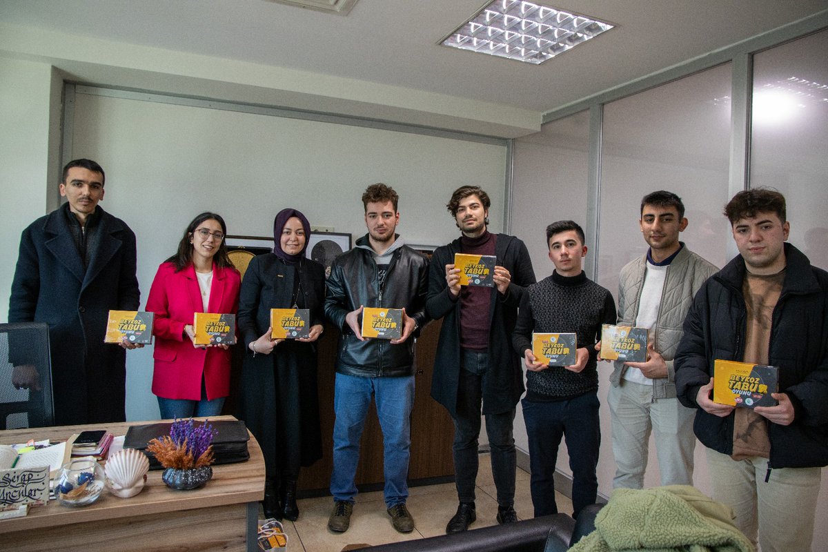 Kent Konseyi Genel Sekreterimiz Serap Uncular Hanım Efendi'ye ziyarette bulunarak Beykoz Tabu oyunumuzu takdim ettik. Devam eden ve ön hazırlık aşamasındaki proje ve etkinliklerimiz ile ilgili istişarelerde bulunduk.