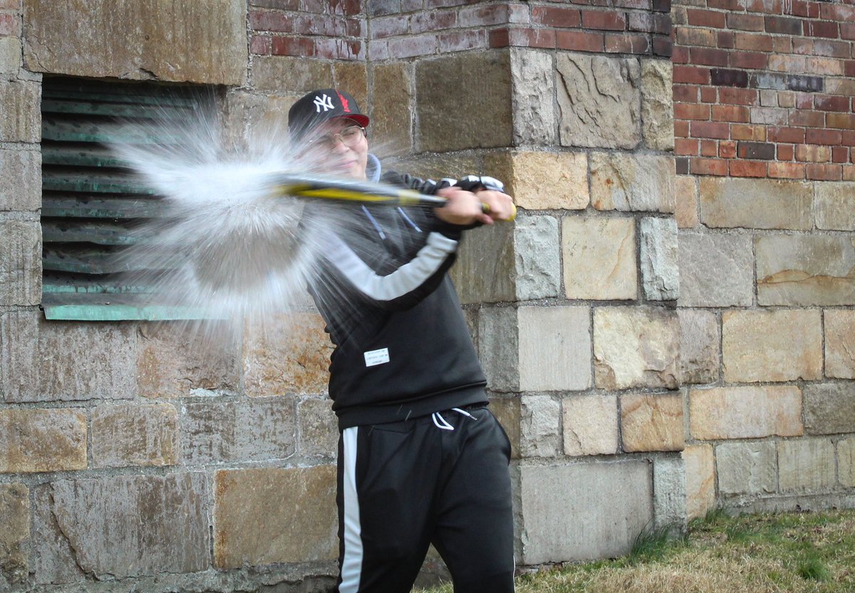 WATER BALLOONS + DSLR CAMERAS = A fun way to learn about taking action photos📸 @OUFSD_Arts @OHSPrin_Langley @OssiningSchools @OHSPride @Lin_OHS @MrQPhoto