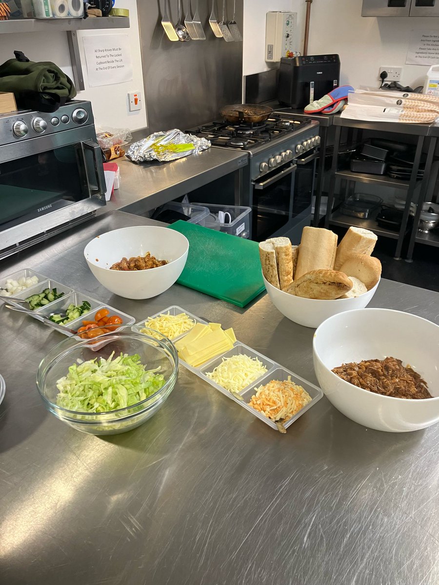 girvanyouthtrst's tweet photo. MIDWEEK MUNCH ๐ฉ๐ผโ๐ณ
Last week the team cooked up a feast with Pulled Pork/Fajita Chicken/Chilli Cheese Baguettes and Sticky Toffee Pudding ๐
This week we'll have Stovies and Eton Mess! ๐ #MidWeekMunch https://t.co/1QDmRcOEwG