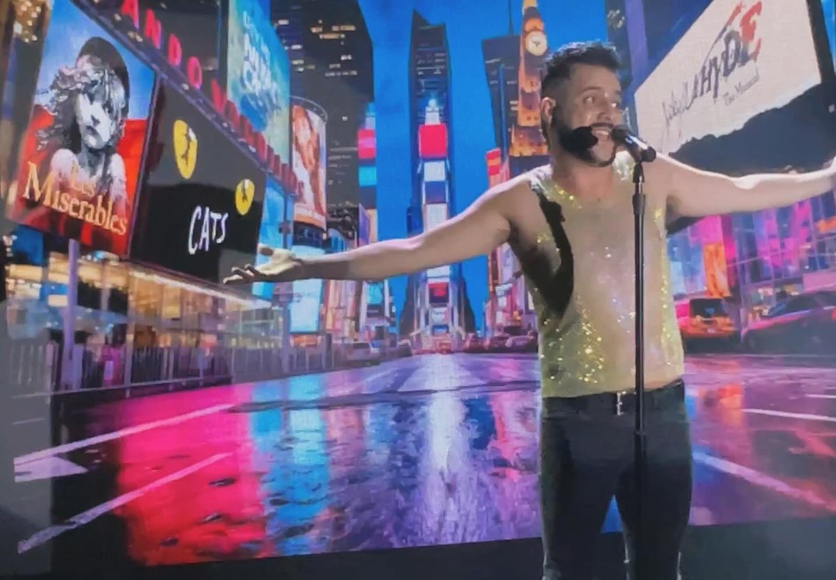 SargentoDan's tweet image. Desde hace unos meses estoy viviendo mi fantasía Broadway 😭