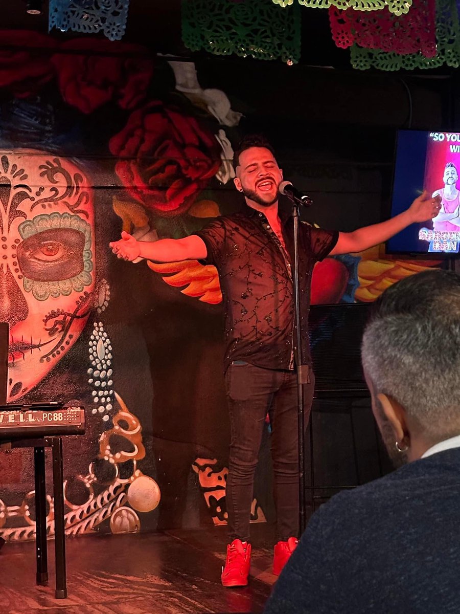 SargentoDan's tweet image. Desde hace unos meses estoy viviendo mi fantasía Broadway 😭