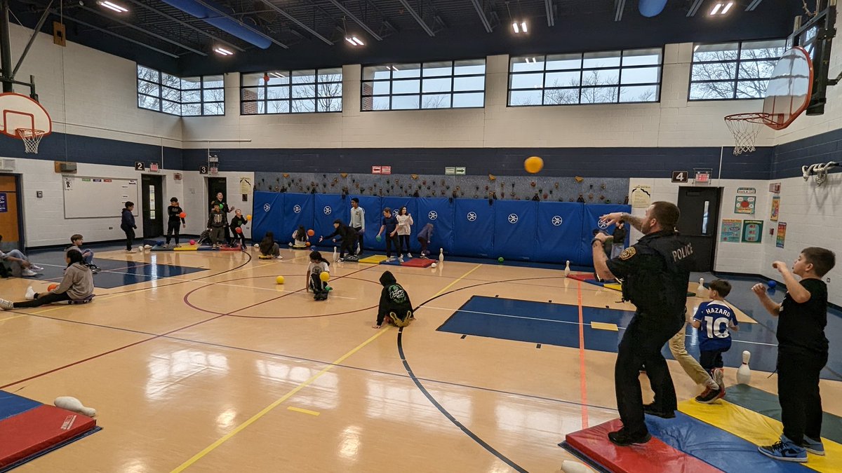 VanSlam_PE's tweet image. Wow, what an amazing day!! Des Plaines Police Officers Merasco and Milkowski joined us in Battleship! And Dr. Barrett joined in too! So much fun and laughs. I am hoping to do this again! Thanks District 59 for allowing us to do this!
#CCSD59 #DPPD #Brentwoodbears