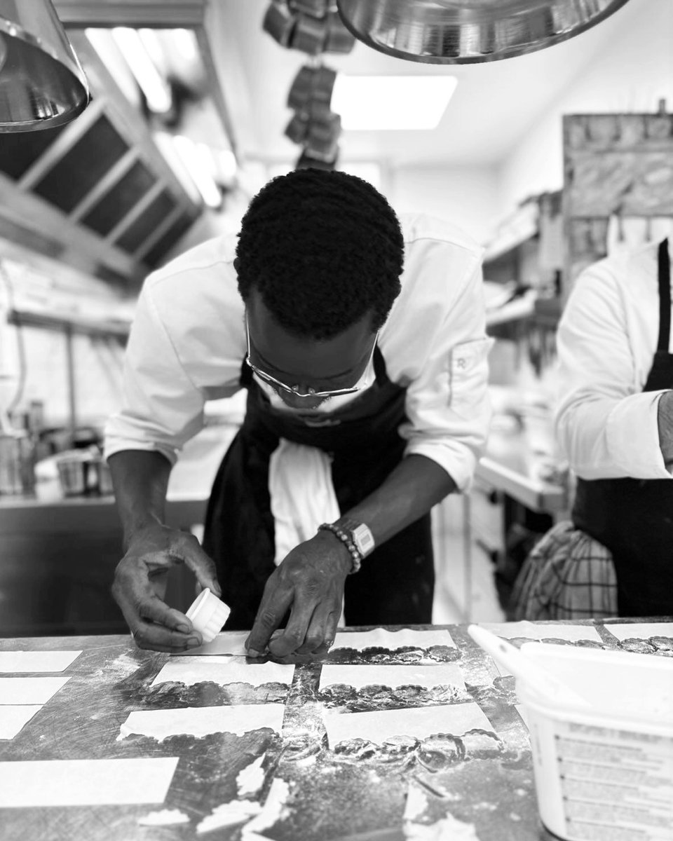 CMMoustaphaSarr's tweet photo. ON CONTINUE, ON NE LÂCHE RIEN !! ❤️🔥
#ilovemyjob #chefconnected #maisonrosella #francescodimarzio #gastronomiefrancaise #cmmoustaphasarr #lifekitchen #hotel #restaurant #hôtel #France #lekkrek #jenelacherien #cuisine #chef #gastronomie #topchef #sénégal #dakar #kebetu https://t.co/0meRPBI2EA