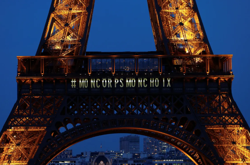 Y ahora mismo, inmediatamente después de blindar la  ley del aborto, la Torre Eiffel luce así: "Mi cuerpo, mi elección" #escenografia #vivelafrance #8mars2024
