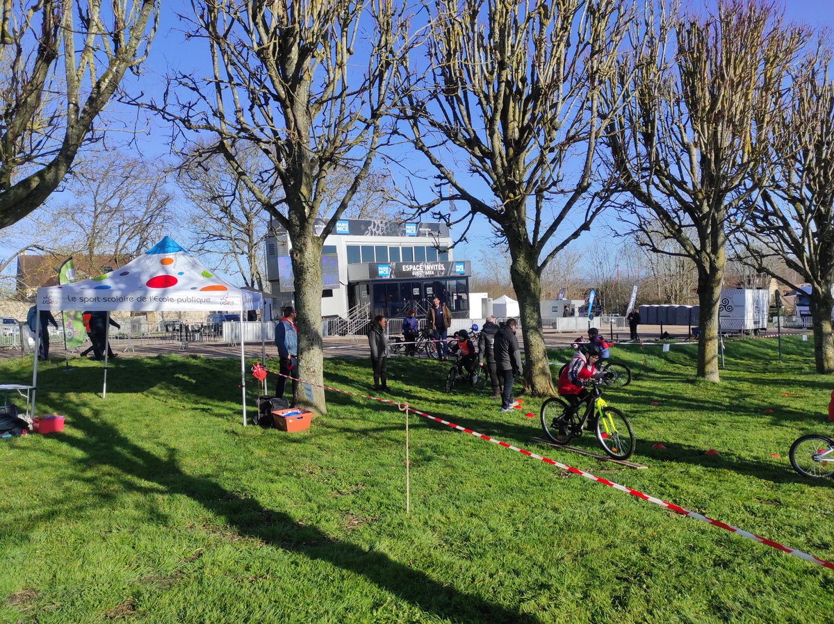 Les élèves ont pu parcourir les 500 premiers mètres de la 2ème étape <a href="/ParisNice/">Paris-Nice</a> et assister au départ des coureurs.
<a href="/ac_renault/">Anne-Claire Renault</a>