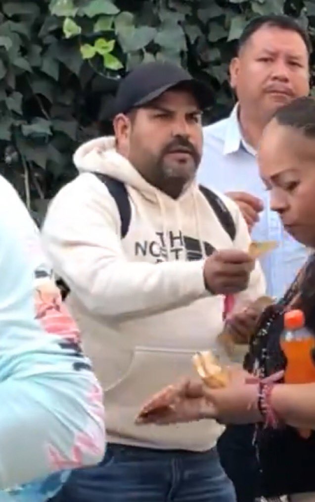Su nombre es Francisco Javier López Hernández, Regidor 3 EN MORENA y es un delincuente electoral.
Fue el encargado de repartir dinero en el inicio de campaña de <a href="/Claudiashein/">Claudia Sheinbaum Pardo</a>