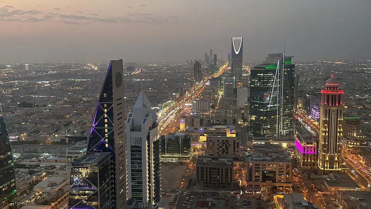 TheSaudi_post's tweet photo. صحيفة  “The Architects” المختصة بالمشاريع الهندسية: 

شركة "فوستر اند بارتنرز" البريطانية تبدء بتصميم ناطحة سحاب يبلغ ارتفاعها 2 كم شمال العاصمة #السعودية الرياض، وفي حال الانتهاء من بناءها ستكون الأطول في العالم متجاوزة "برج خليفة" في دبي بضعفين https://t.co/7hG8eTNFgO