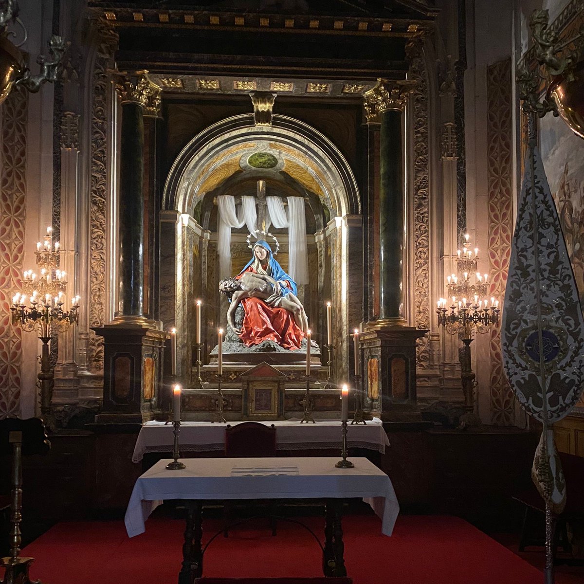 ❤️ | ¡Así se encontraba en la tarde de ayer la Capilla de 𝐍𝐭𝐫𝐚. 𝐒𝐫𝐚 𝐝𝐞 𝐥𝐨𝐬 𝐃𝐨𝐥𝐨𝐫𝐞𝐬 con motivo del recibimiento al Santísimo durante la procesión sacramental de <a href="/HDespojado/">Hermandad Despojado y Caridad de Salamanca</a>!