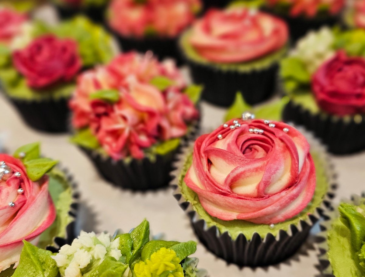 Dr_ErinLS's tweet image. Another baked goods delivery @SWBHnhs 🧁

I was so excited; I made a separate box of 6 cupcakes to surprise the mental health team, they really supported me on Friday with a case that was lingering on my mind. They were thrilled 😀

The rest shared with the lovely ED team @EC_SWB