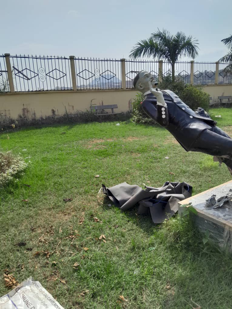 AllezLesLions's tweet photo. 🔴 La statue de Samuel Eto'o située à la mairie de Yaoundé 6 a été vandalisée. 😳🇨🇲 https://t.co/9IYViq8Q4m