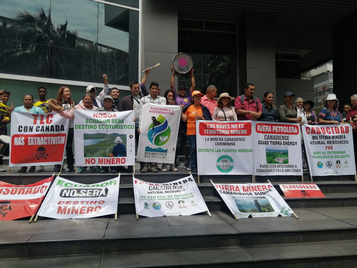 🔴#ALERTA
Las comunidades afectadas por la minería llegaron desde sus territorios para entregar una carta a <a href="/StephenBPotter/">Stephen Potter</a>, Embajador de <a href="/CanadaEcuador/">Canada in Ecuador</a>. Mientras que @DanielNoboaok presenta al país como el "próximo destino minero" en la #PDAC2024.

Carta👉alianzaddhh.org/?p=241627